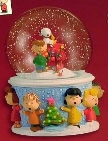 2005 Peanuts A Charlie Brown Christmas Snow Globe Table Topper