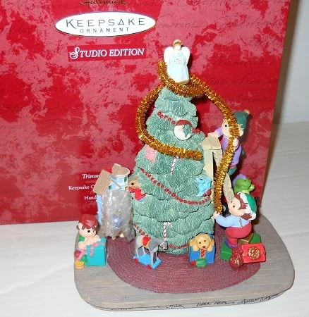 1997 Trimming Santa's Tree *Club Event Display 19 Signatures Stamped