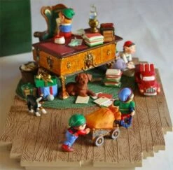 2001 Santa's Desk *Club Event Display (Slightly Damaged Box)